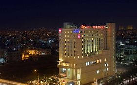 Отель Ibis Bengaluru Hosur Road - An Accor Brand Exterior photo