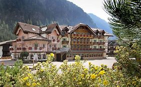 Hotel Soreghes Gran Chalet Campitello di Fassa Exterior photo