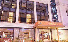 Hotel The Sojourn Kolkata Exterior photo