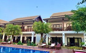 Vang Vieng Savanh Sunset View Resort Exterior photo