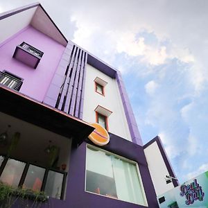 Oriza Hotel Surabaya Exterior photo