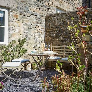 Chapel Cottage Set In A Private Courtyard In Central Location With 2 Parking Spaces Kirkby Lonsdale Exterior photo