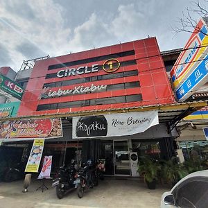 Circle One Hotel Palembang Exterior photo