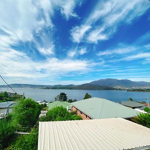Spectacular Hobart River View Home Lindisfarne Exterior photo
