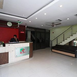 Capital O Hotel R Inn Muthiganj Exterior photo