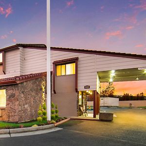 Red Roof Inn & Suites Medford - Airport Exterior photo