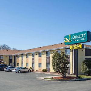 Quality Inn & Suites West Bend Exterior photo