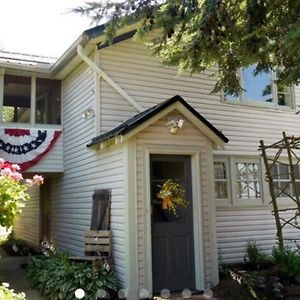 The Carriage House 1836 Villa Millersburg Exterior photo