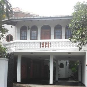 Ceylon Travel And Stay Lodge Battaramulla Exterior photo