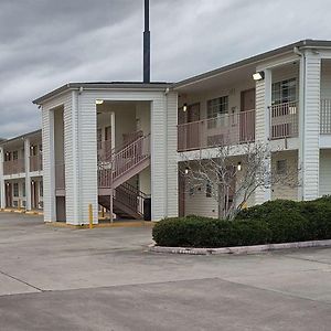 Carom Inn A Travelodge By Wyndham Denham Springs-Baton Rouge Exterior photo