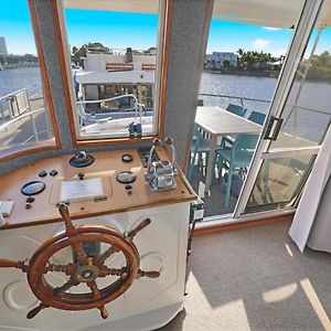 Caloundra Houseboats Hotel Pelican Waters Exterior photo