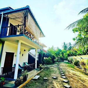 Blue Skies Guest House And Restaurant Tangalle Exterior photo