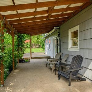 Updated 1912 Carlton Farmhouse - In Town! Exterior photo