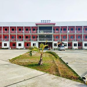 E & C Hotel Laoag Exterior photo