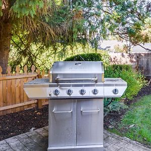 Lovely Medford Home With Patio, Fire Pit And Gas Grill Exterior photo