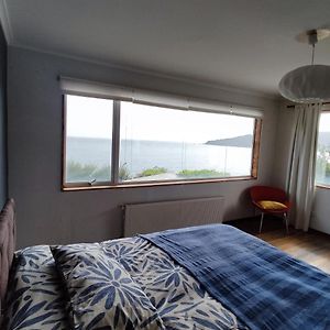 Habitacion Amplia Con Bano En Suite Y Vista Al Mar Niebla Exterior photo