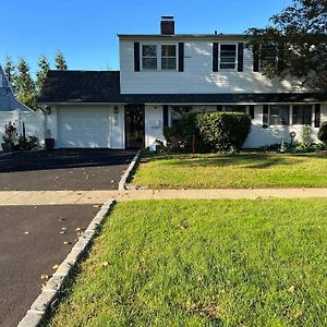 Modern And Spacious 4 B/R + 2 Bath House Westbury Exterior photo