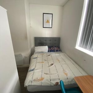 Cozy, Comfortable Bedroom In A Shared Flat, Within A Walking Distance Of The Train Station In Wigan Town Centre Exterior photo