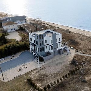 Modern North Fork Haven: Beachfront,Private Pool Southold Exterior photo