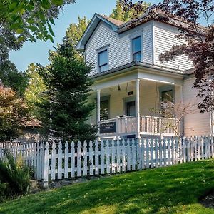 Bluemoon Vacation Rentals - Anne Hathaway House Ashland Exterior photo