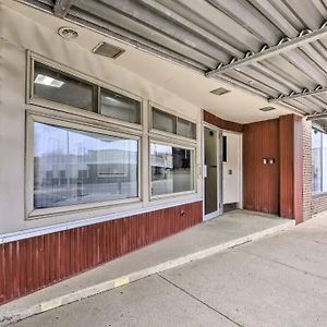 The Pad-Spacious King Apartment On Main Level Albert Lea Exterior photo