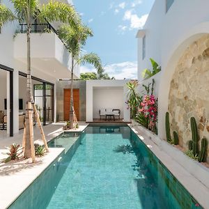 Casa Embra - Chic & Tropical 4-Bedroom Villa In Central Berawa Canggu  Exterior photo
