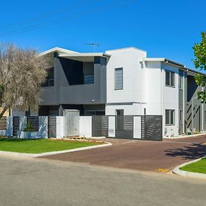 Hillside Merrifield Suites Kelmscott Exterior photo