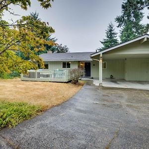 Spacious Lake Forest Park Home With Deck! Exterior photo