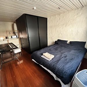 Bedroom In Terrace House With Shared Bath Sydney Exterior photo