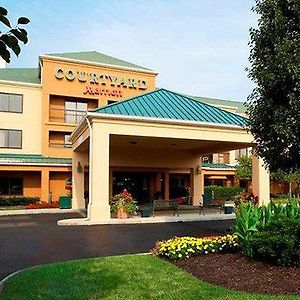 Courtyard Columbus Airport Hotel Exterior photo