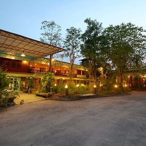 Baan Kitsada Hotel Amphawa Exterior photo
