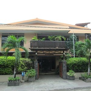 Pondok Asri Family Guest House Surabaya Exterior photo