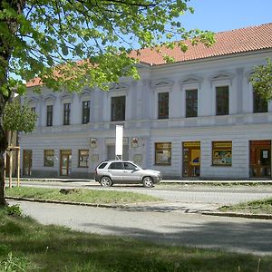 Hotel U Cerneho Orla Kostelec nad Cernymi Lesy Exterior photo