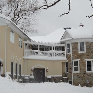 Stone Manor Vineyard & Orchard Bed & Breakfast Lovettsville Exterior photo