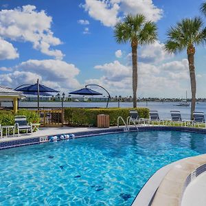 Charter Club Resort Of Naples Bay Exterior photo