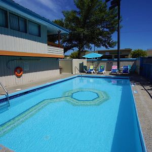 Recreation Inn And Suites Kelowna Exterior photo