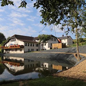 Hotel Burg Hof Burg Reuland Exterior photo