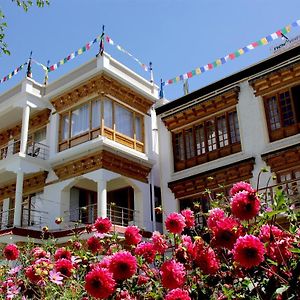 New Moon Guest House Leh Exterior photo
