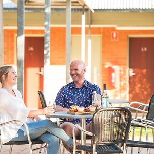 Strath Motel Strathalbyn Exterior photo