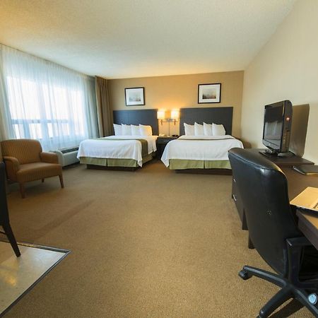 Quality Inn & Suites Pe Trudeau Airport Dorval Exterior photo