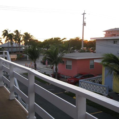 The Holiday Court Villas And Suites Fort Myers Beach Exterior photo