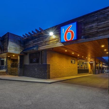 Motel 6 Brooks Ab Exterior photo