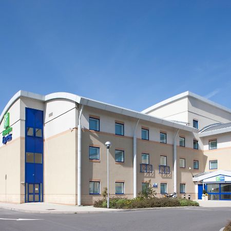 Holiday Inn Express Cardiff Airport, An Ihg Hotel Exterior photo