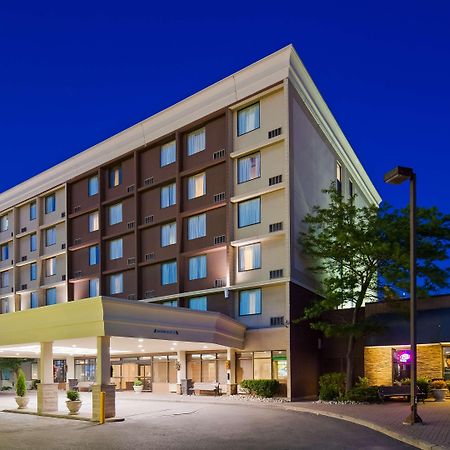 Best Western Plus Toronto Airport Hotel Mississauga Exterior photo