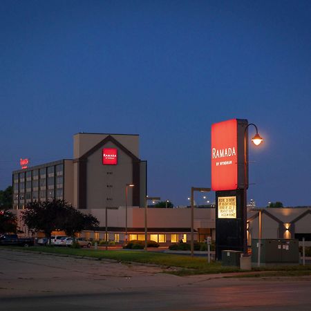 Ramada By Wyndham Cedar Rapids Hotel Exterior photo