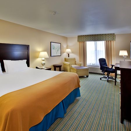 Holiday Inn Express- Waterloo/Cedar Falls, An Ihg Hotel Room photo