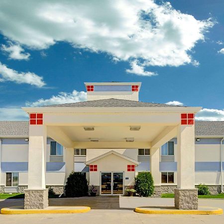 Baymont By Wyndham Wahpeton Hotel Exterior photo