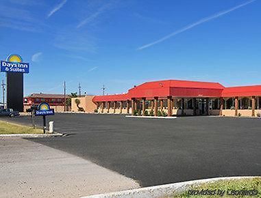 Days Inn & Suites By Wyndham Clovis Exterior photo