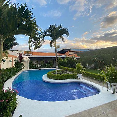 Berlor Airport Inn Alajuela Exterior photo