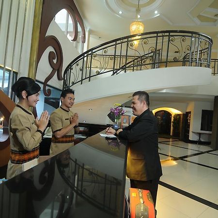 Hotel Swarna Dwipa Palembang Exterior photo